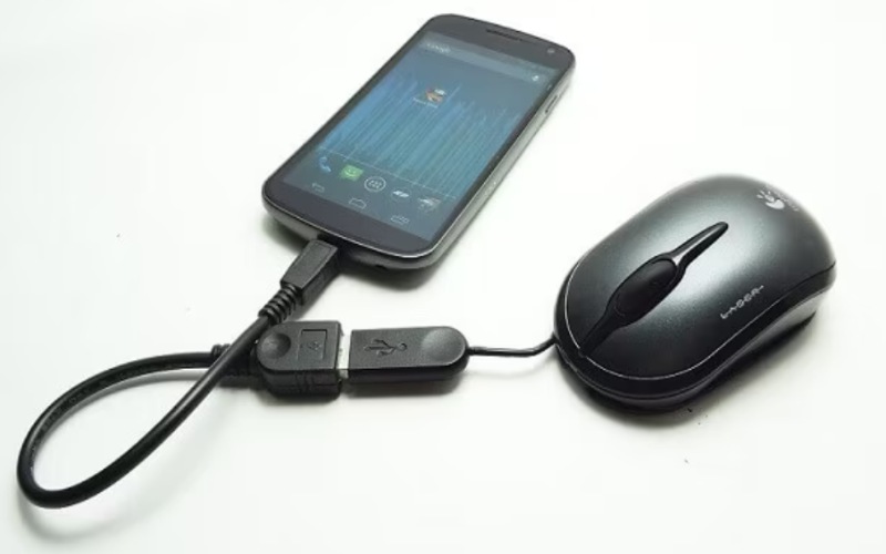 Conecte o cabo OTG do telefone ao mouse