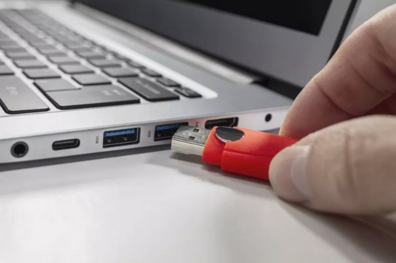 Experimente diferentes portas USB